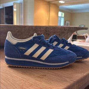 Adidas boys Blue and White Vintage Sneakers size 6.5